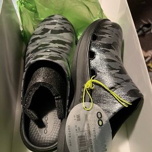Oofos camo black/gray W8. NWT